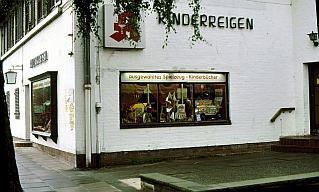 Erster Kinderreigen ca. 1988 von der Seite